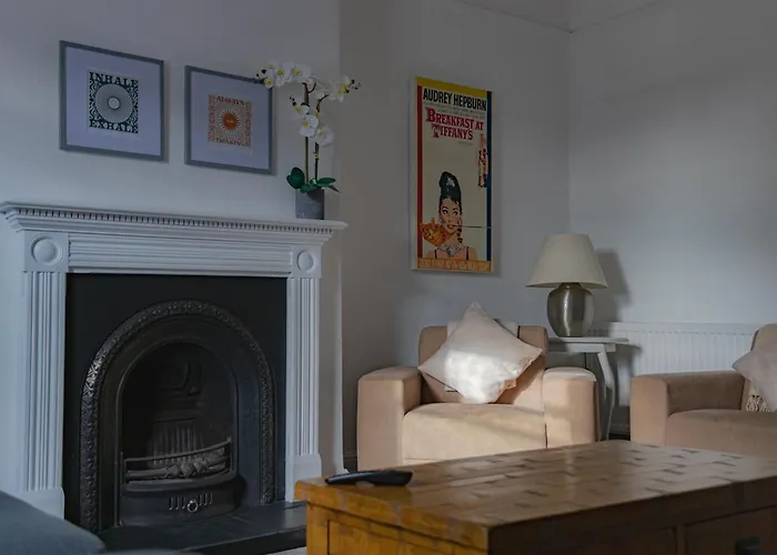 Fabulous, Vibrant, Town House, Central Bath Road