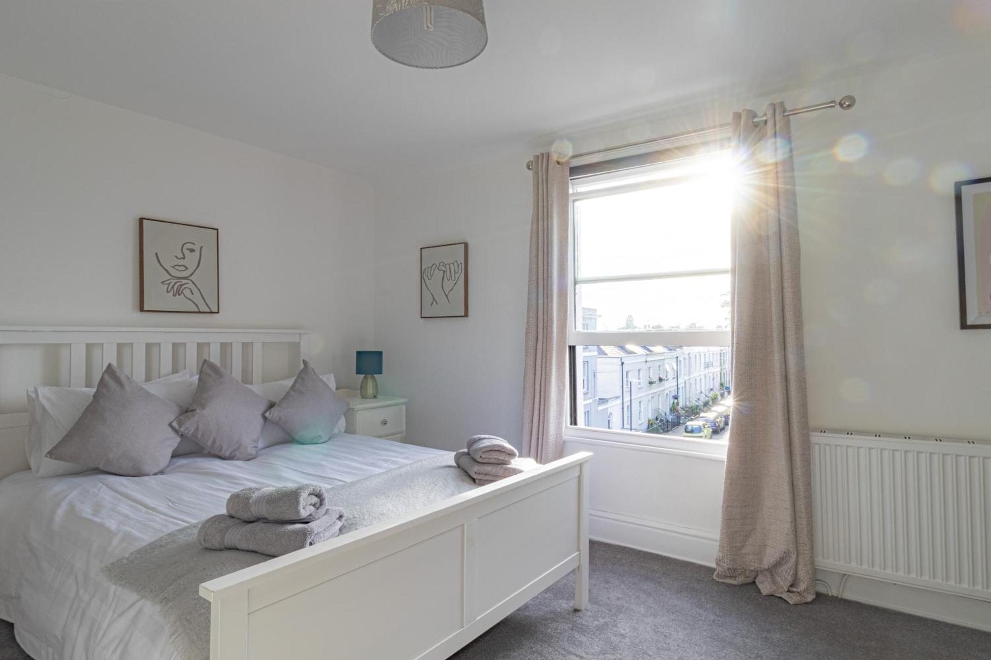 Fabulous, Vibrant, Town House, Bath Road Holiday home