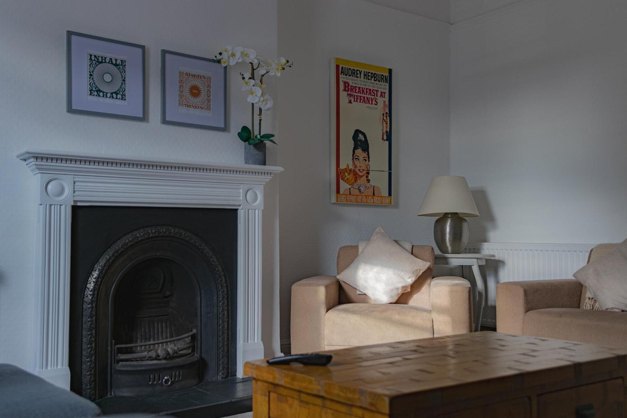 Fabulous, Vibrant, Town House, Bath Road *