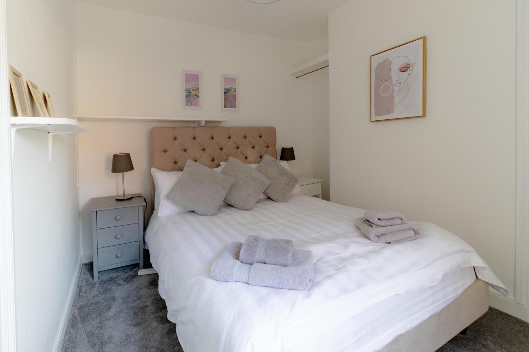 Fabulous, Vibrant, Town House, Bath Road Holiday home *