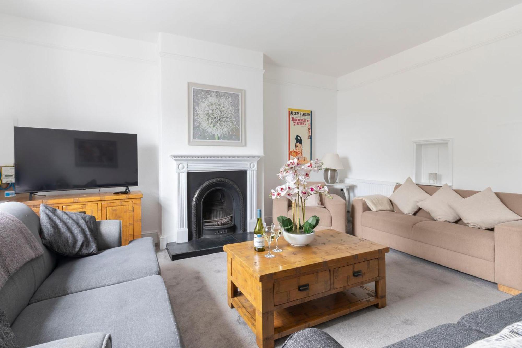 Fabulous, Vibrant, Town House, Bath Road *